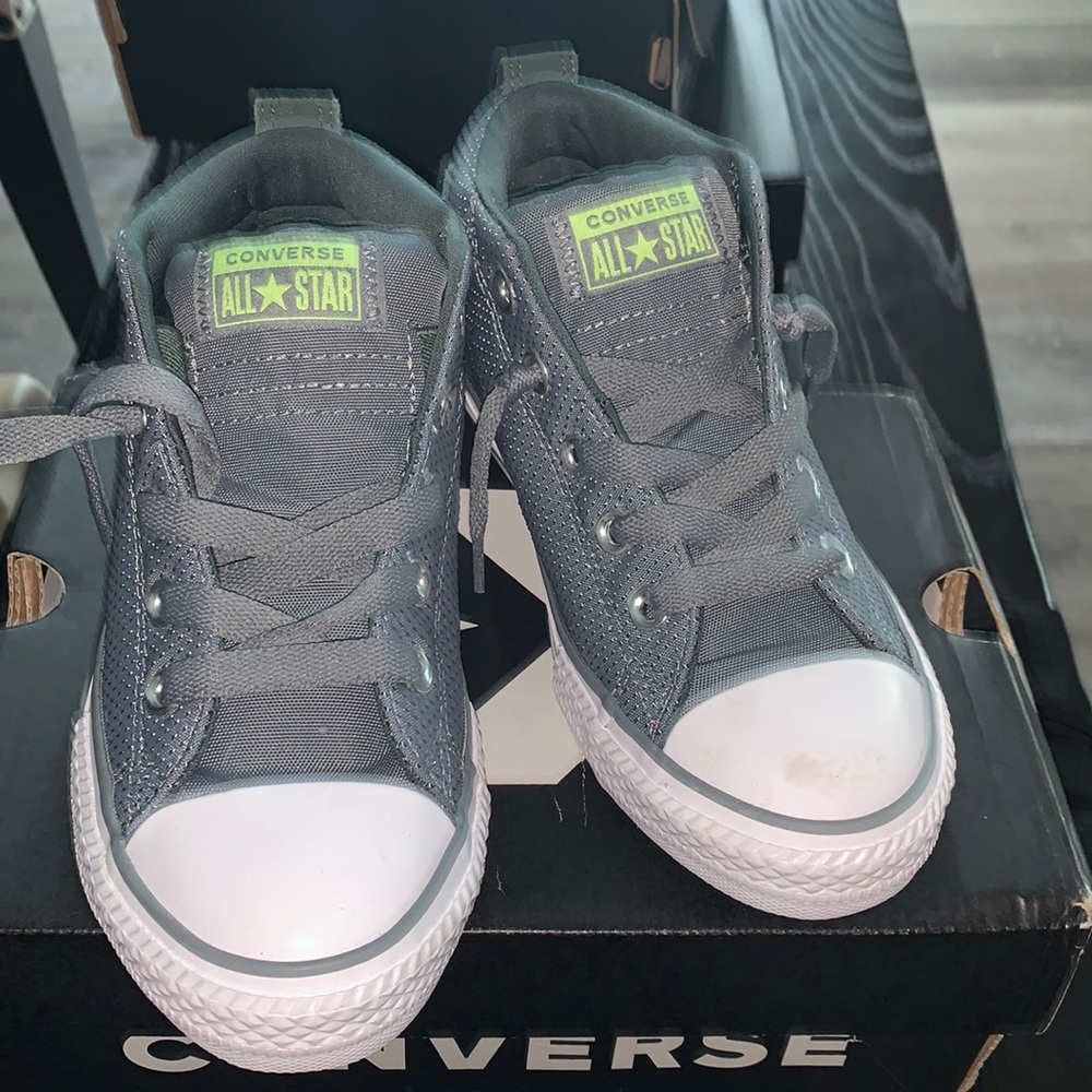 New never worn converse